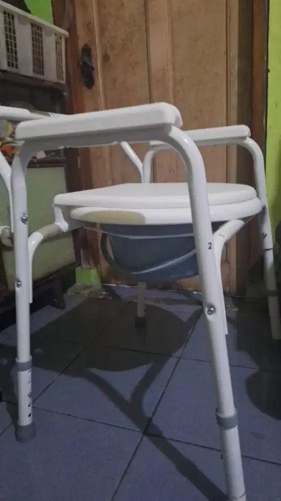 COMMODE CHAIR / KURSI BAB