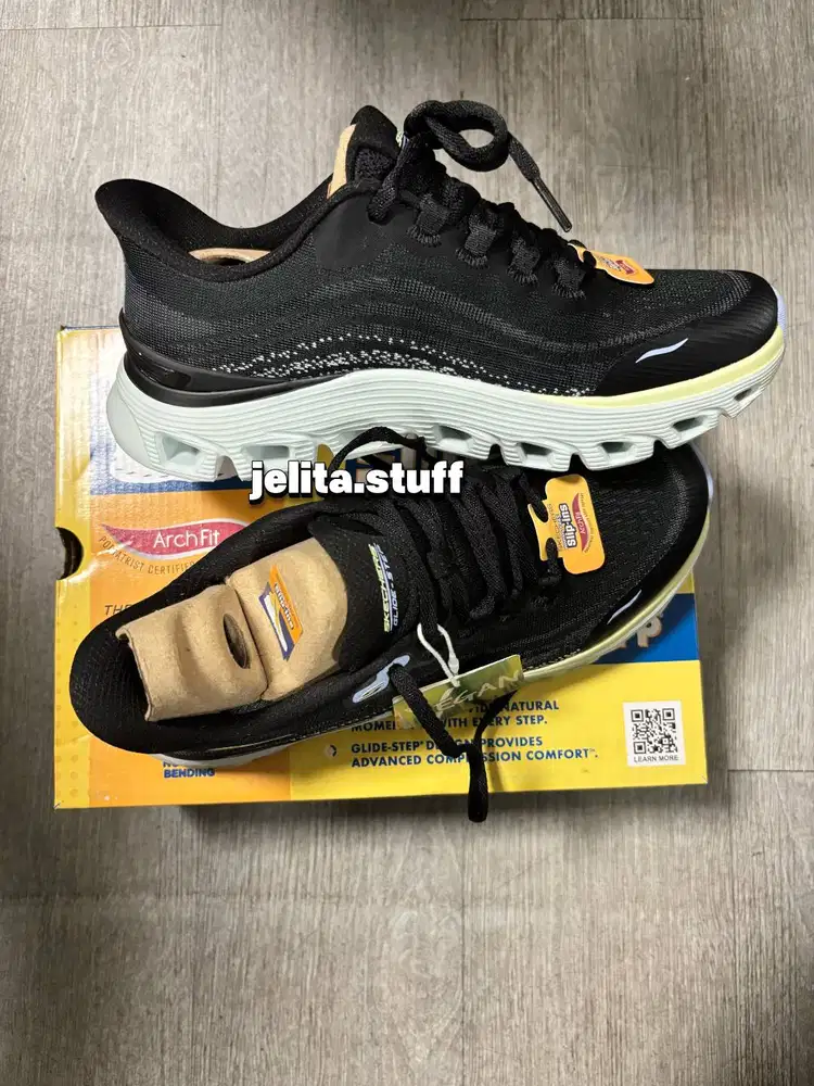 Sepatu Skechers Hands Free Slip-Ins Arch Fit (Warna Black) - ORIGINAL