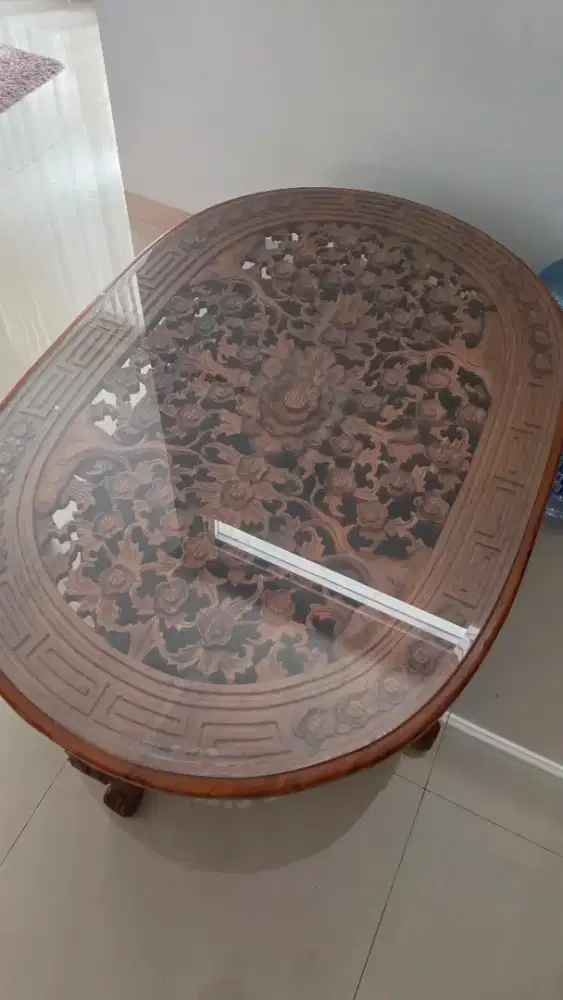 Meja Oshin Oval Ukir satu set  Kursi Material Kayu Jati Tua LapisKaca