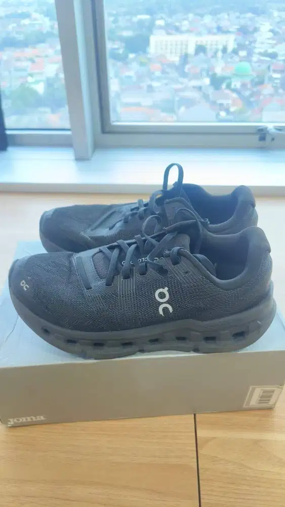 Sepatu On Cloud Ori size 40 wanita