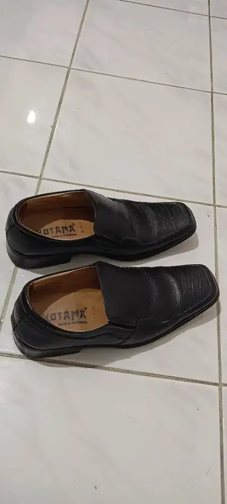 Sepatu pantofel hitam kulit