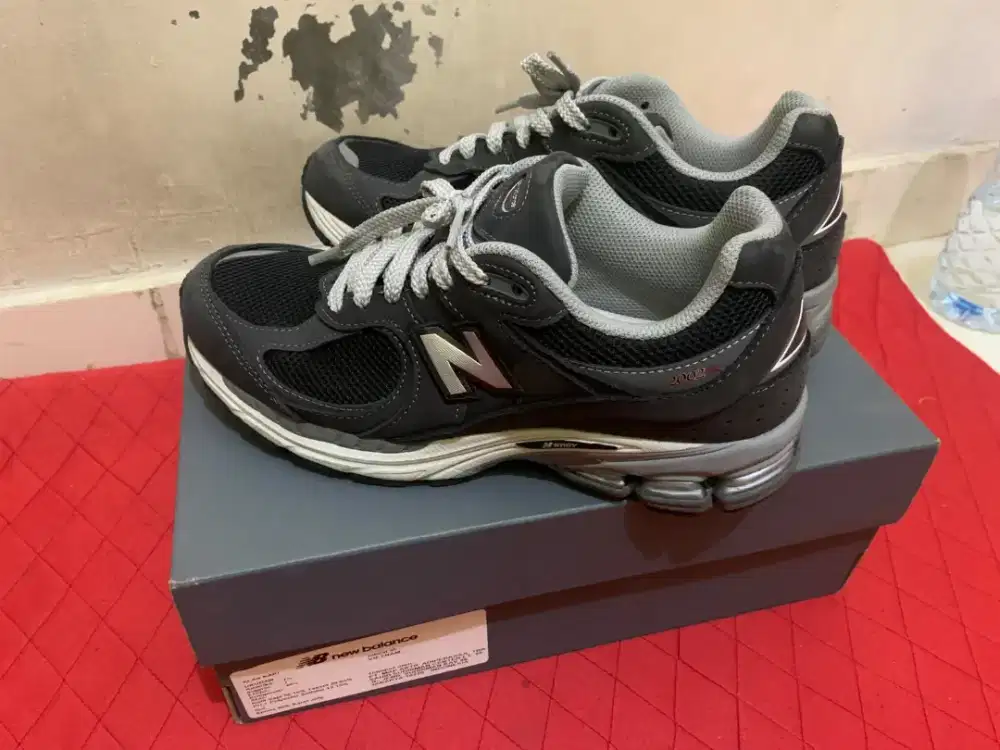 Sepatu New Balance 2002R