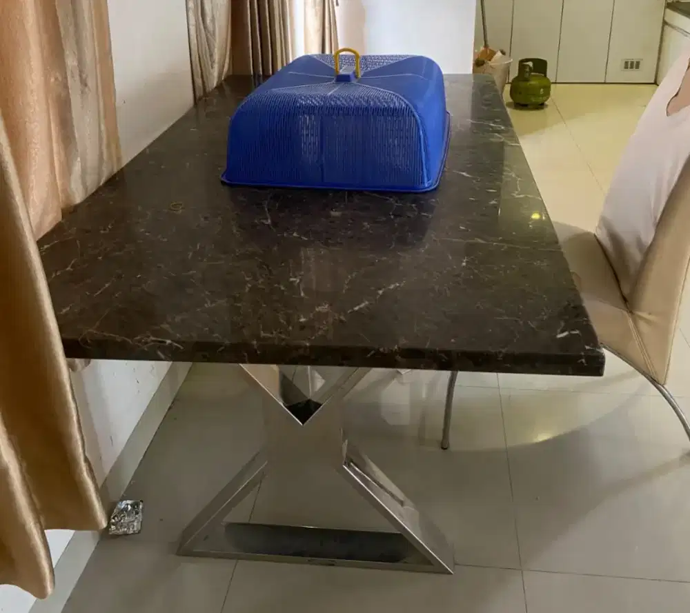 Preloved Meja Makan Marmer

Ukuran = 160 x 90 x 76 cm