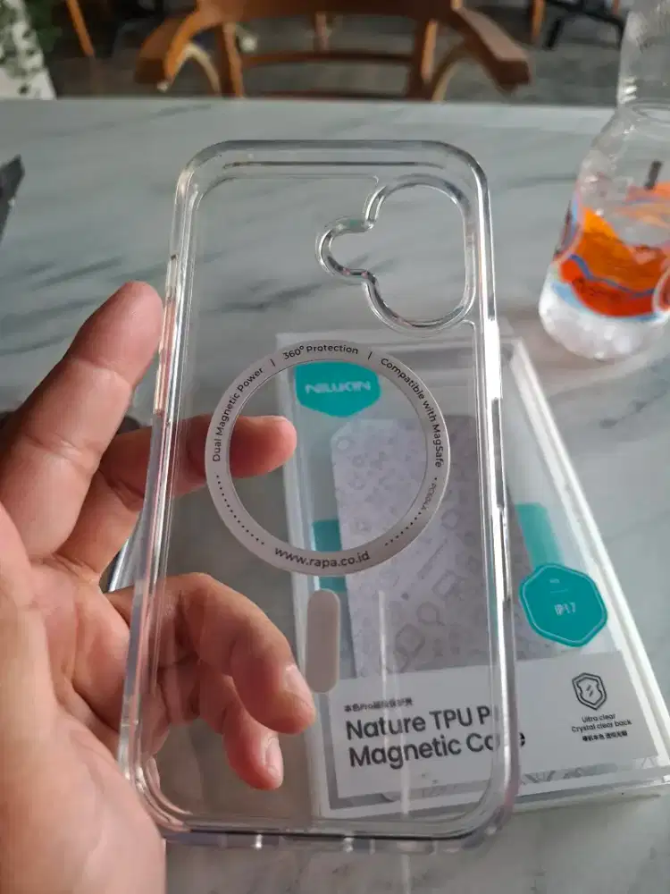 Case iphone 17 bening dan cokelat