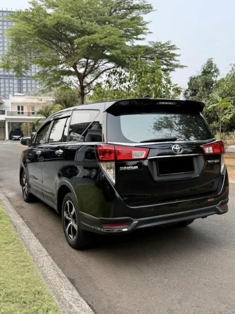 Toyota innova venturer diesel matic tahun 2022 warna hitam