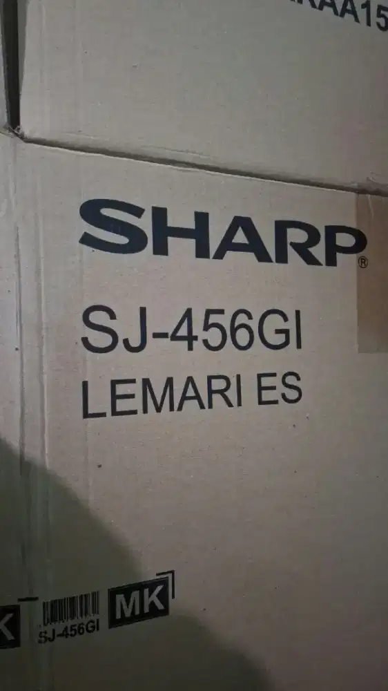 Dijual kulkas 2 pintunerk Sharp bekas