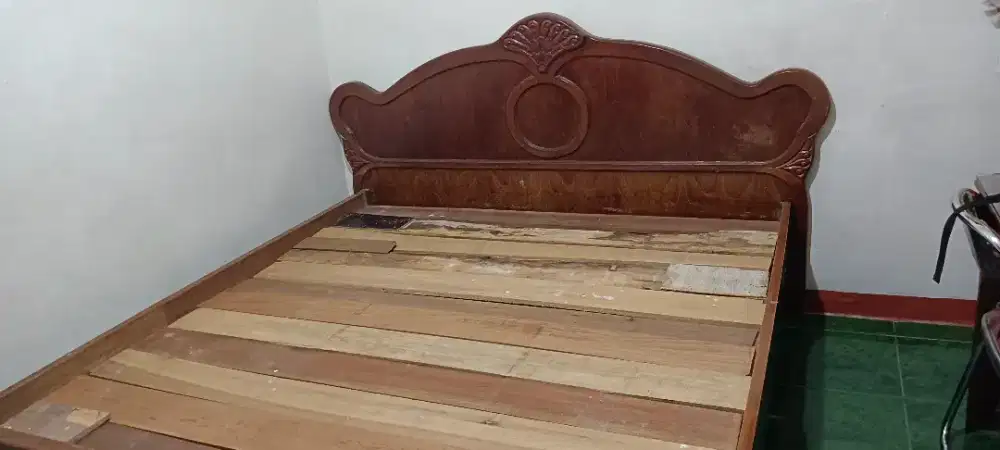 Tempat tidur kayu jati