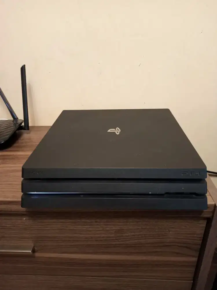 JUAL BEKAS PLAYSTATION 4 PRO 1TB H3N + 2 STIK