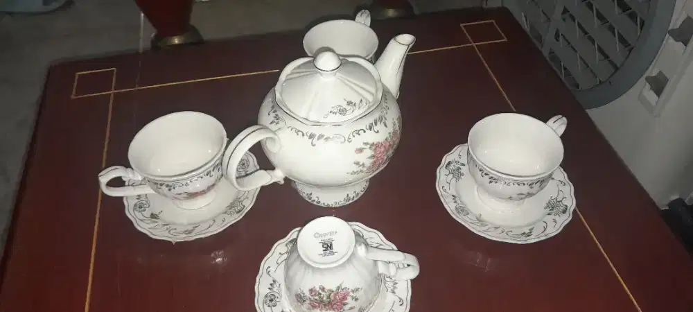 Dijual Tea set, 1 teko dan 4 pasang cangkir lepek