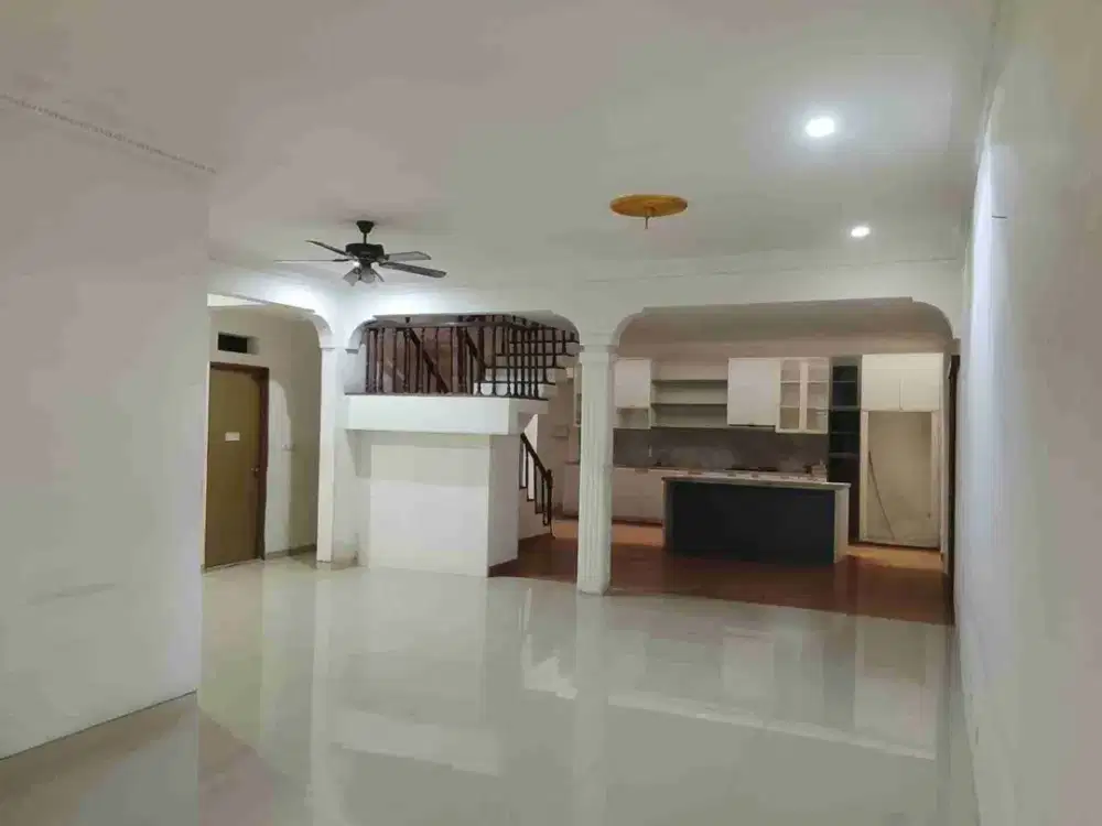 Disewakan Rumah pinggir jalan kedoya 200m² 2 lantai row 4mobil cocok untuk usaha kafe, office