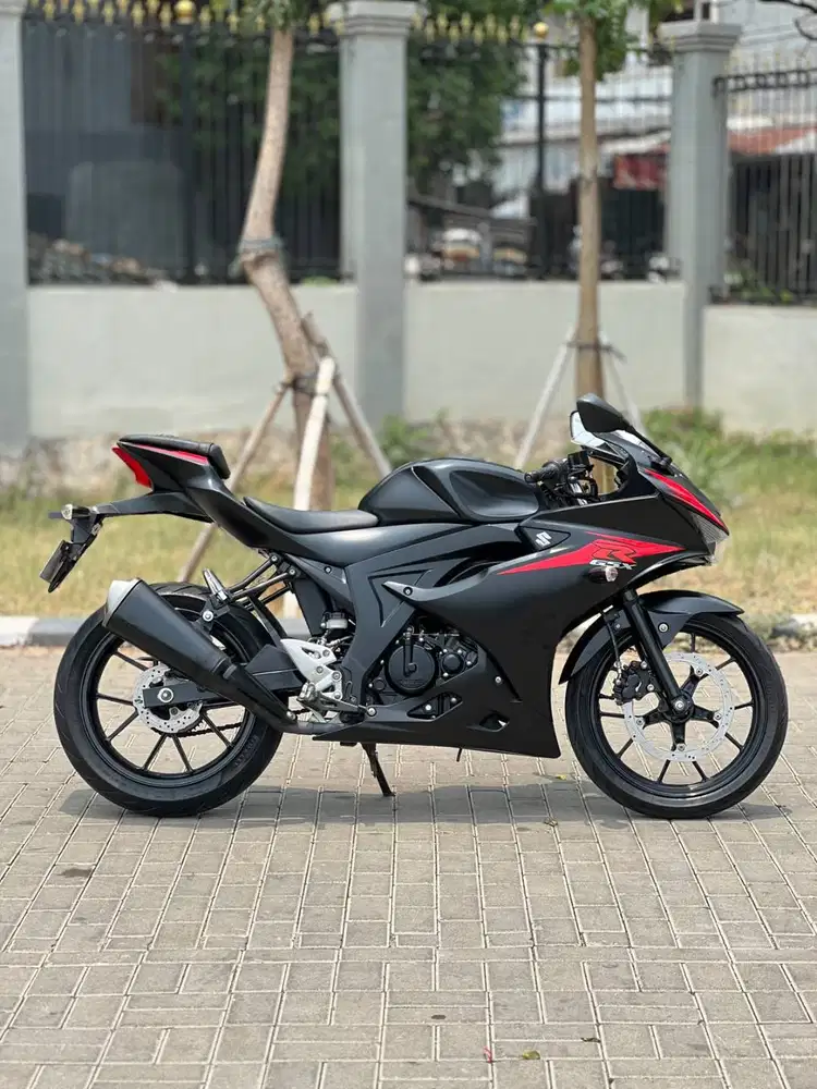 SUZUKI GSX 150R KEYLESS 2018 HITAM KM 5K PAJAK PANJANG SIAP RIDING
