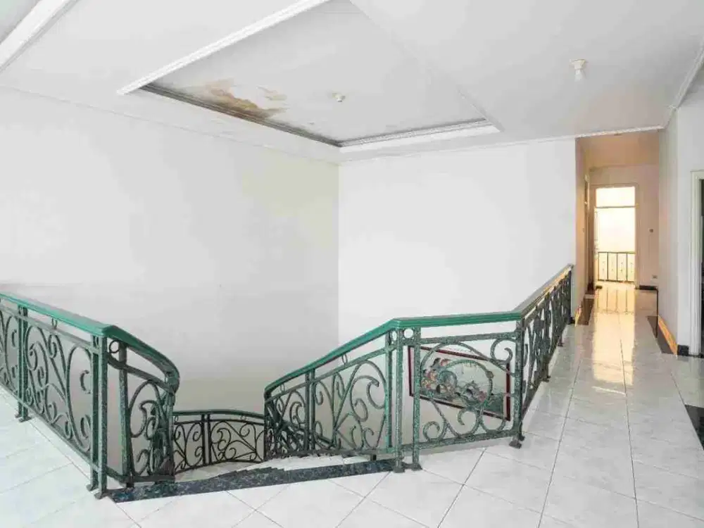 Rumah besar di cluster exclusive
