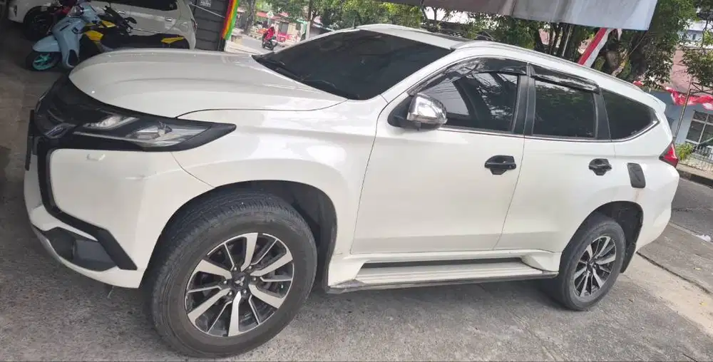 Pajero Sport Dakkar 4X2 Putih