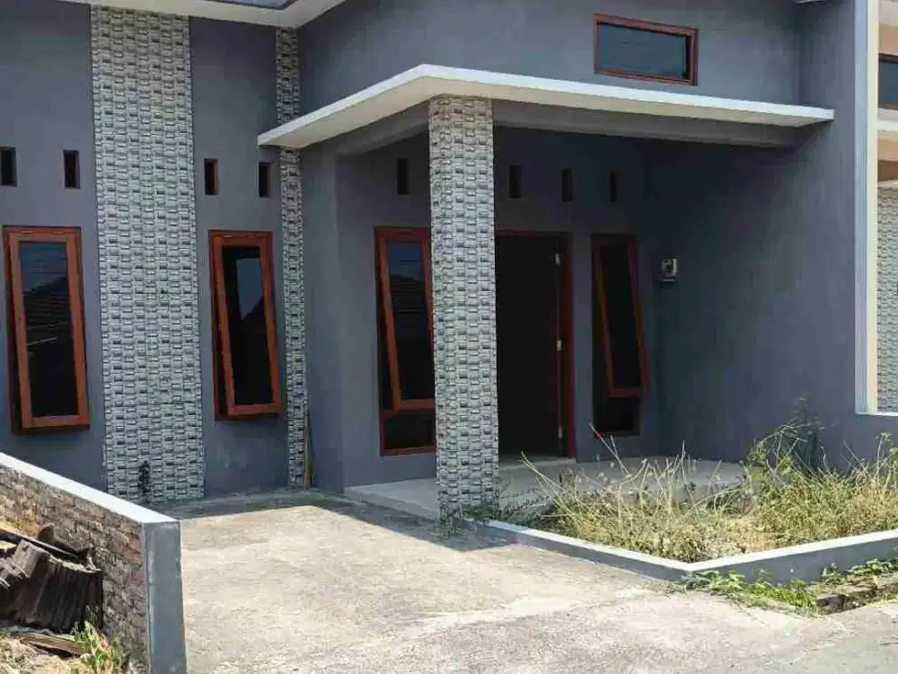 Disewa yuuk rumah baru di Perumahan Type 45/72.Listrik 1300 watt.2 KT.1 KM.Dapur dibelakang.R tamu.Carport.Dinding bata merah.Closet duduk.Hadap ketimur.Jalan aspal.2 menit ke jln raya Manang-Solo baru-Gentan,SPBU Manang,Pusat kuliner.5 menit ke Pakuwon M