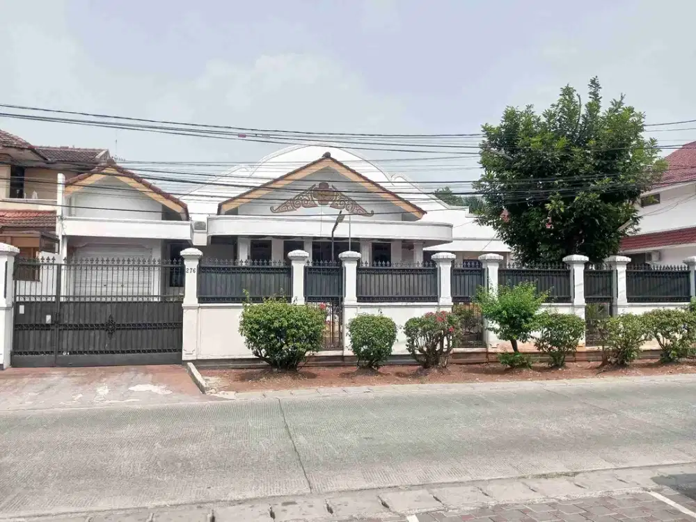 Rumah pinggir jalan raya Deplu Adam Malik perbatasan Jaksel
