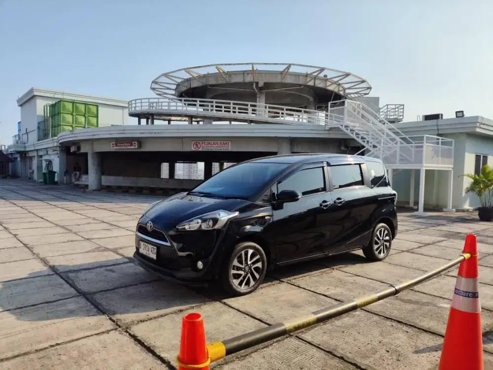 TOYOTA SIENTA V KILOMETER RENDAH