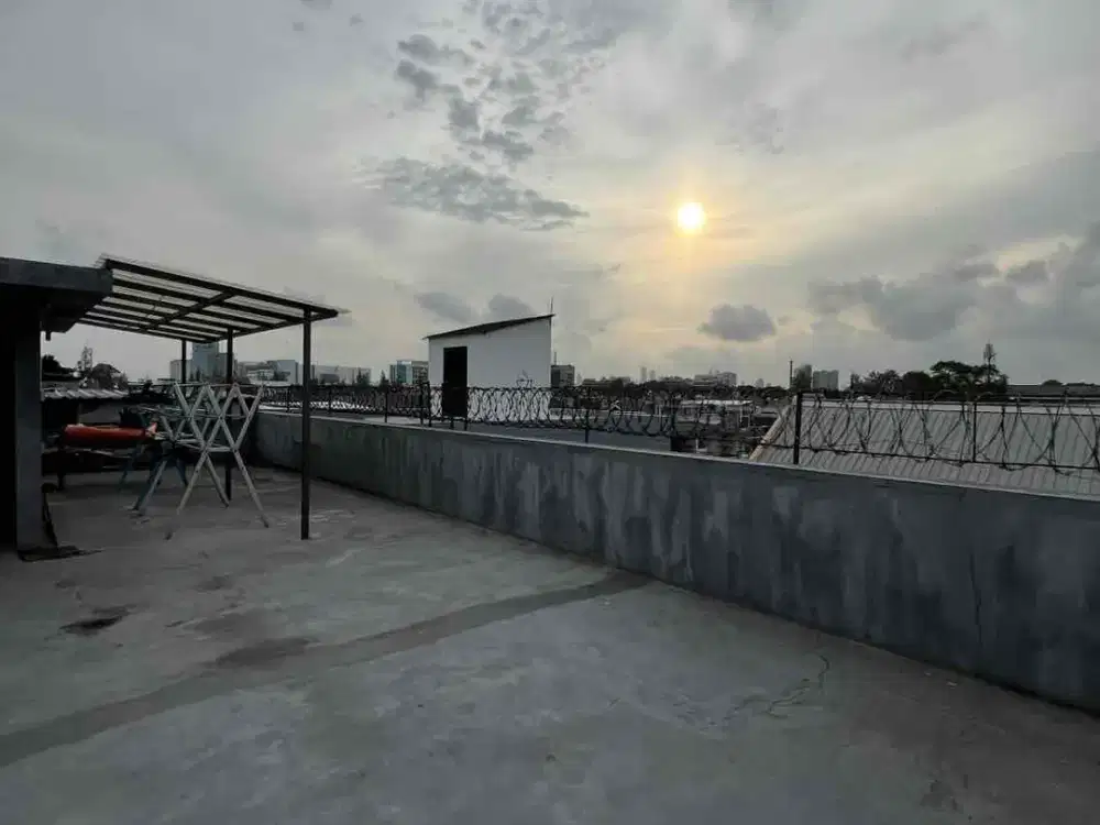 Dijual Rumah 3.5 Lantai di daerah komersil  untuk usaha