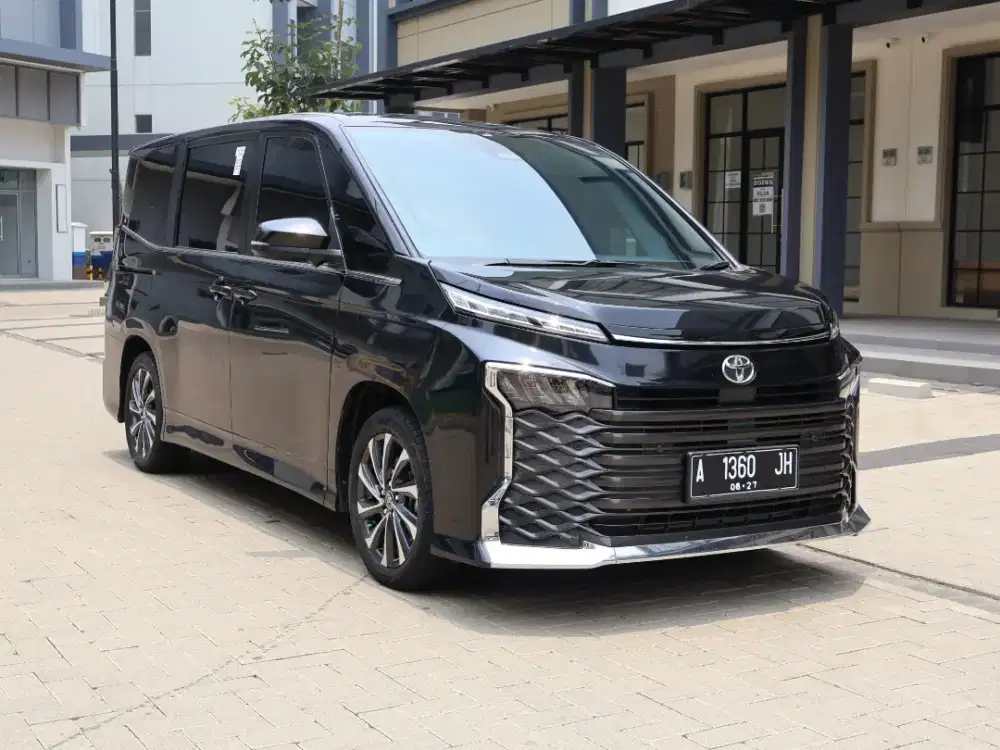 TOYOTA VOXY 2022 HITAM A/T. KM 41RB. PAJAK 06/2027.