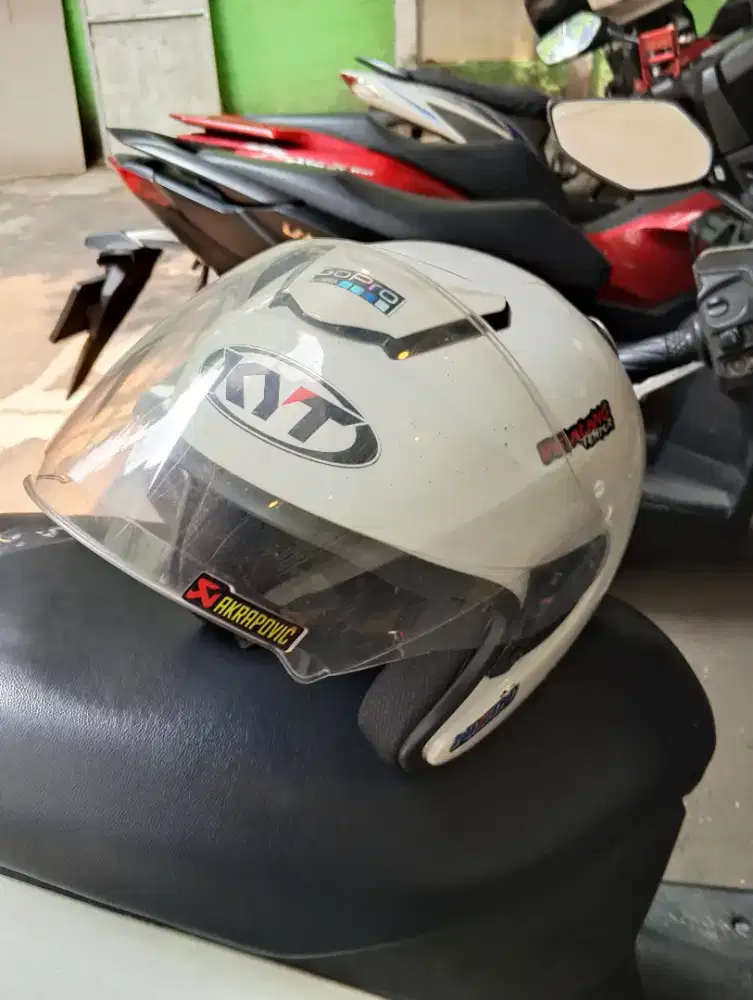 Helm KYT warna putih