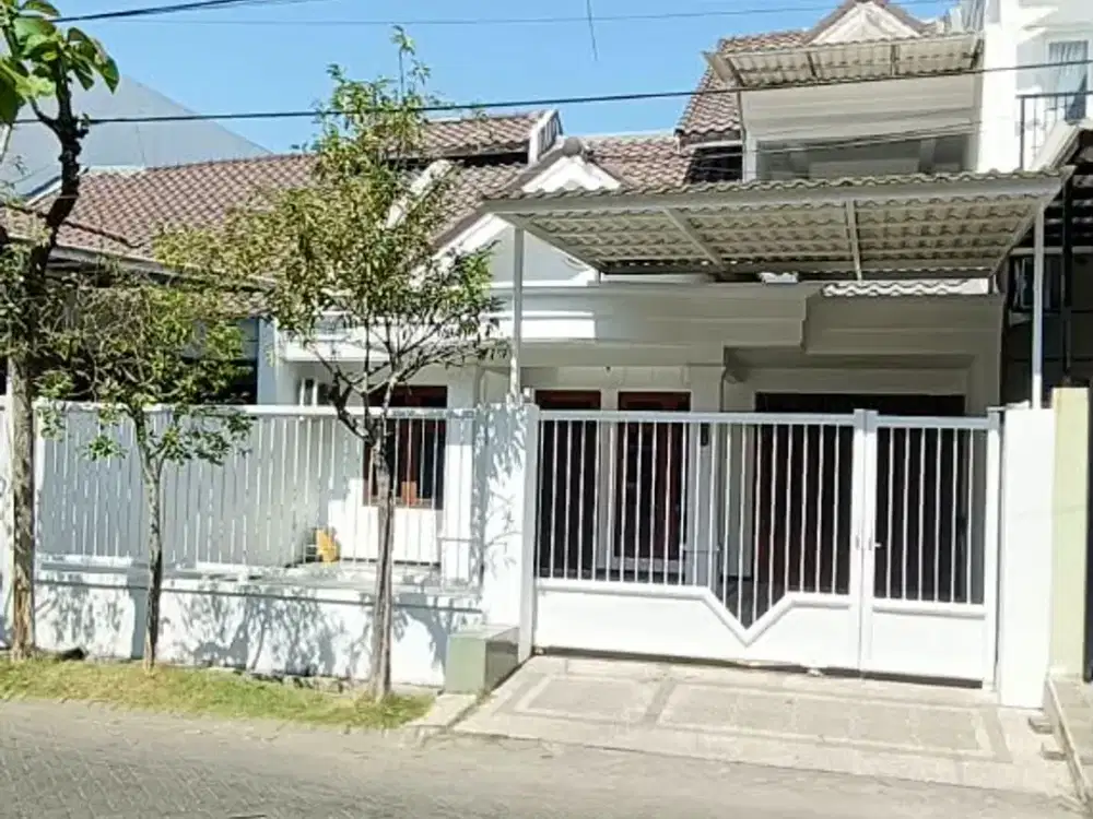 EMA450 DISEWA RUMAH BAGUS SEMI FURNISH STRATEGIS DI ARAYA 2 SURABAYA