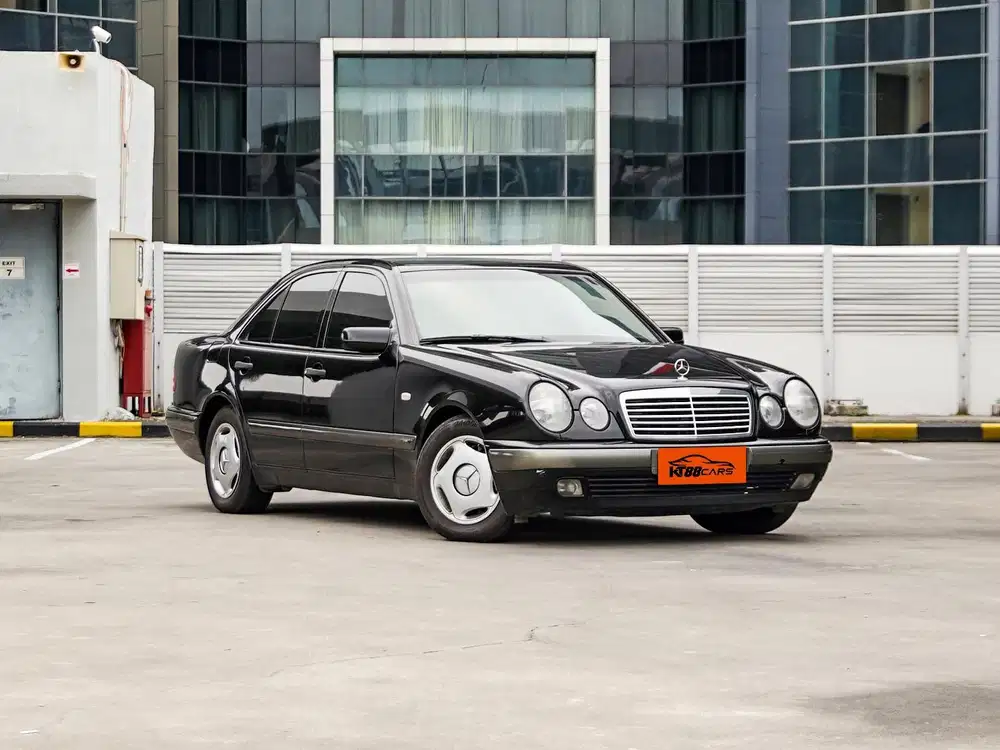 MERCEDES BENZ/MERCY E230 CLASSIC TAHUN 1997 LOW KM HITAM PERORANGAN
