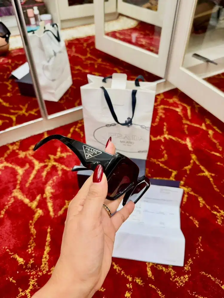 Kacamata hitam prada