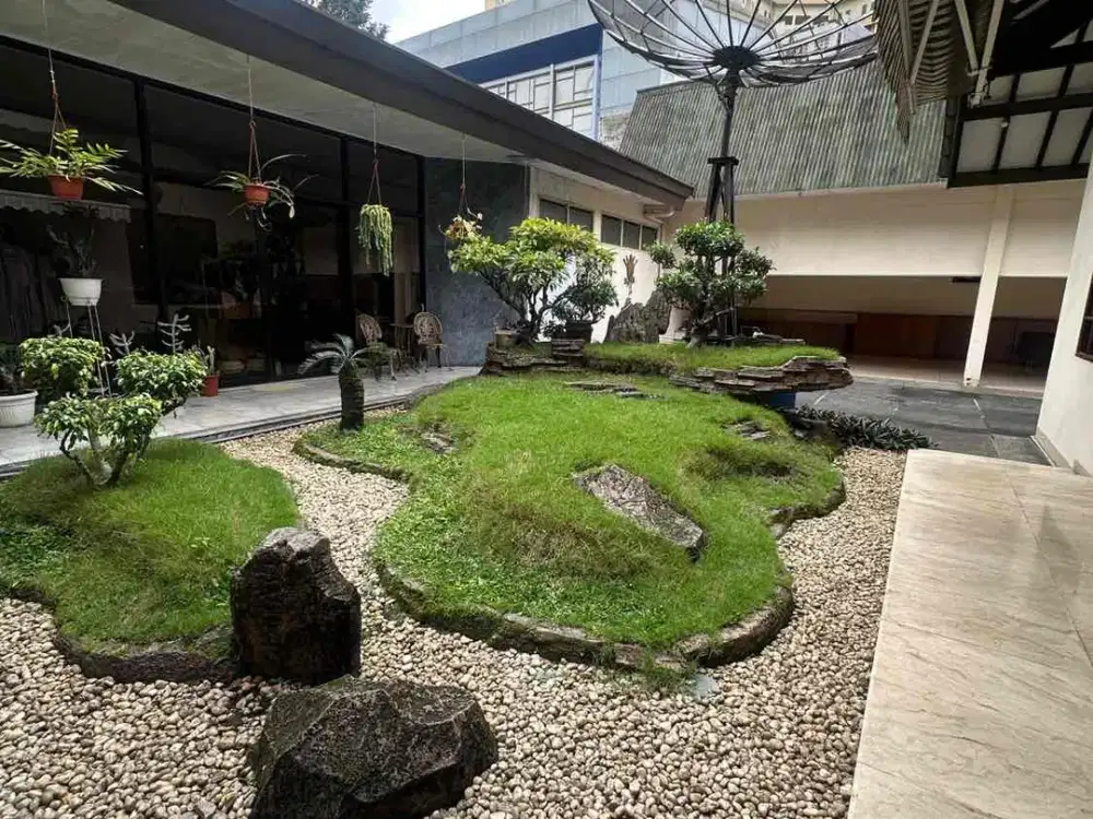 DISEWAKAN RUMAH COCOK UNTUK CAFE SURYA SUMANTRI PASTEUR 20 METER KE MARANATHA