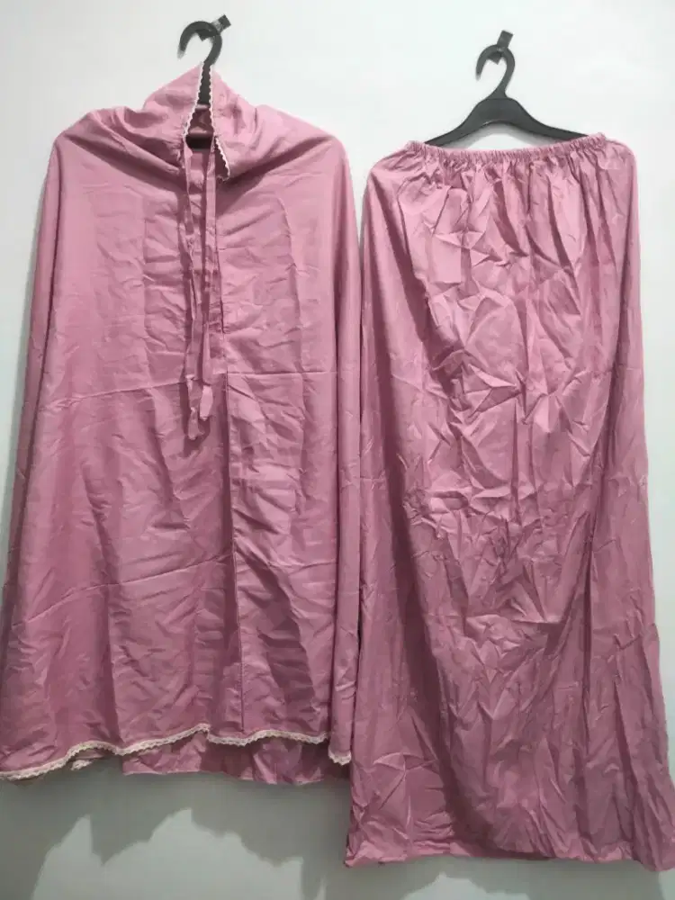 Mukena polos bagian atas ada renda keliling