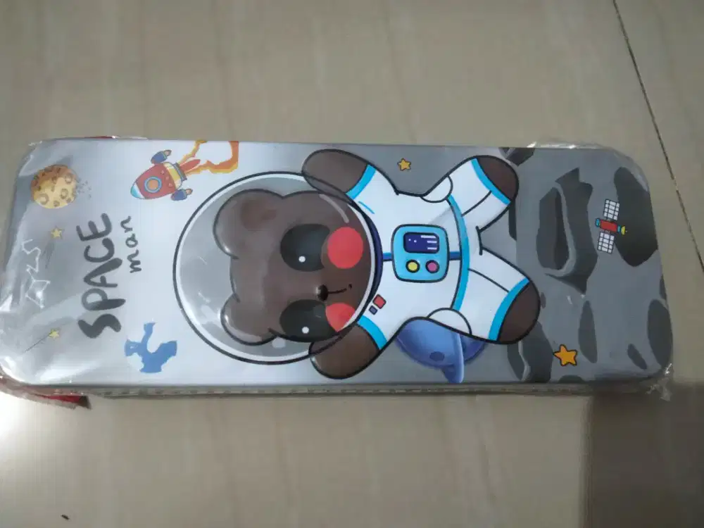 Kotak pensil astronot