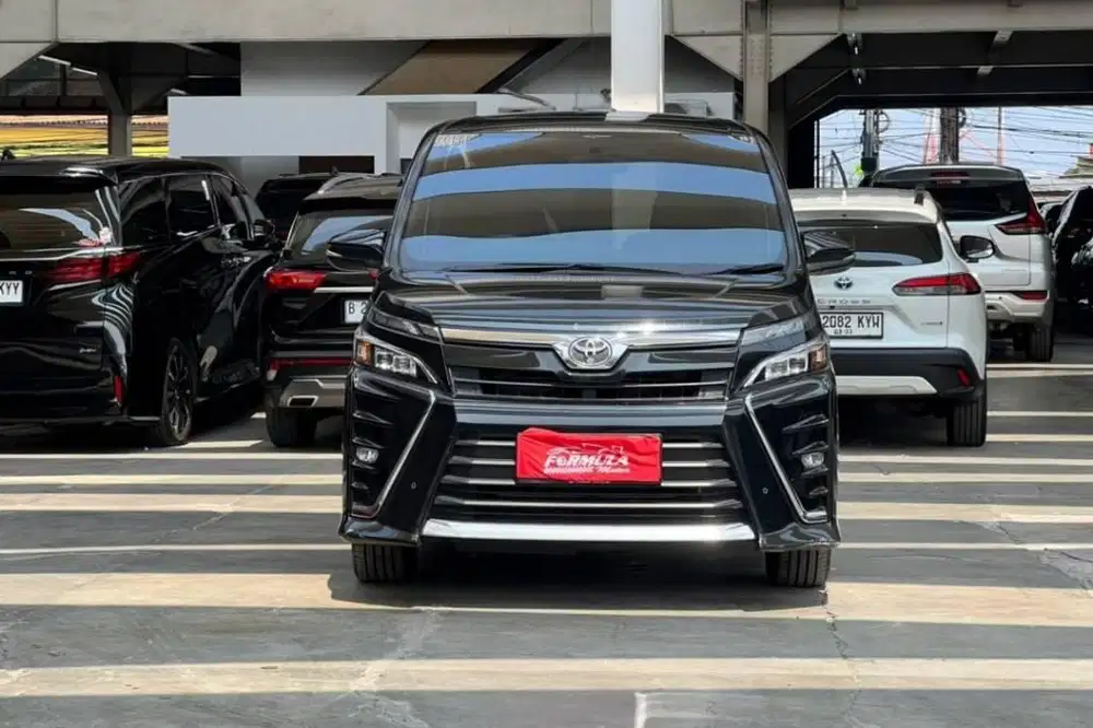 TOYOTA VOXY 2.0 A/T 2018 HITAM