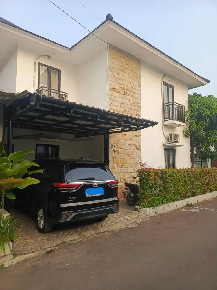 Disewakan Rumah 2 Lt Semi-Furnished Posisi Hoek di Cirendeu
