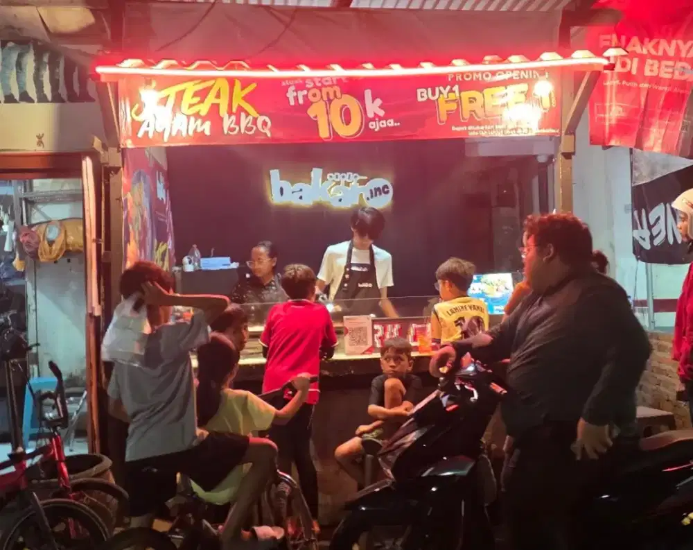 Karyawan / ti  jaga booth steak kekinian