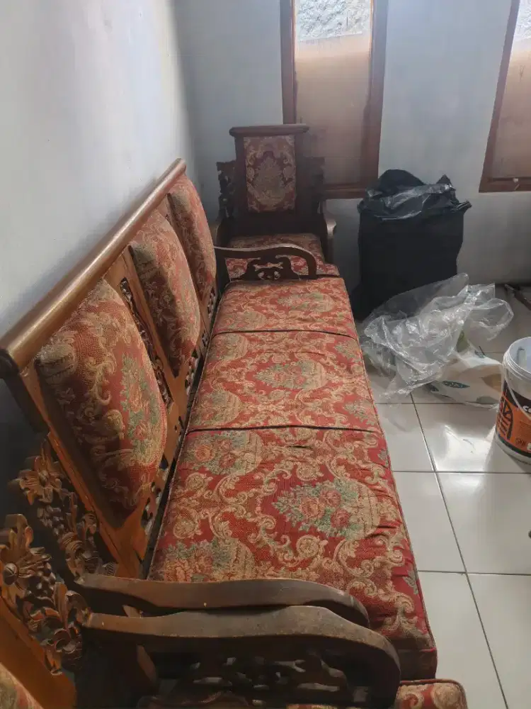 Kursi kayu ruang tamu