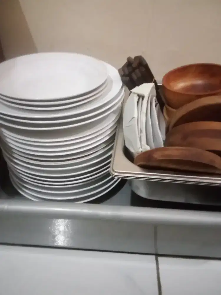 Di jual piring bekas resto 20 piring besar5 piring kecil 12 piso dagi