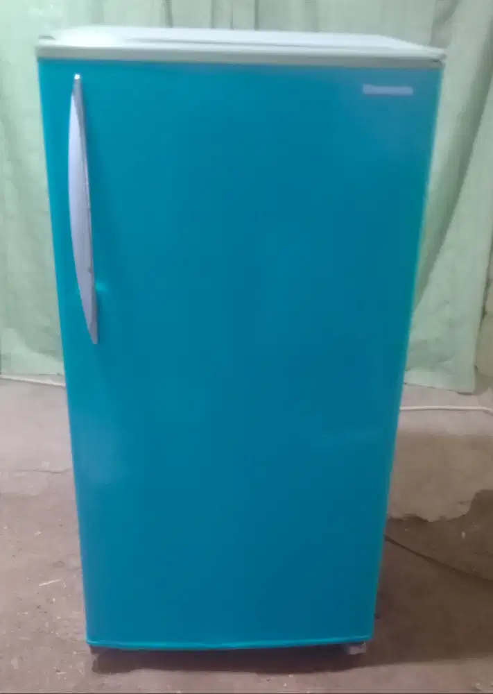 Kulkas 1 pintu PANASONIC TANTO. Mesin original pabrik belum rusak.  (D