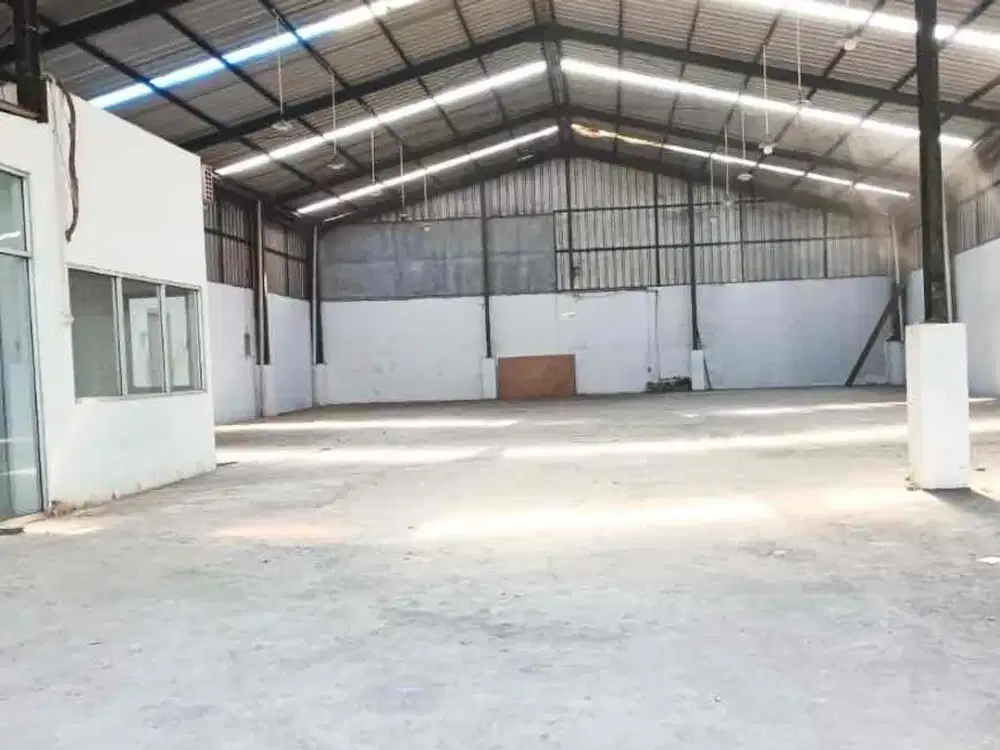 Di sewa gudang / workshop luas 481 m2 cocok untuk gudang ekspedisi dan workshop lokasi di jalan utama Klender Jakarta Timur