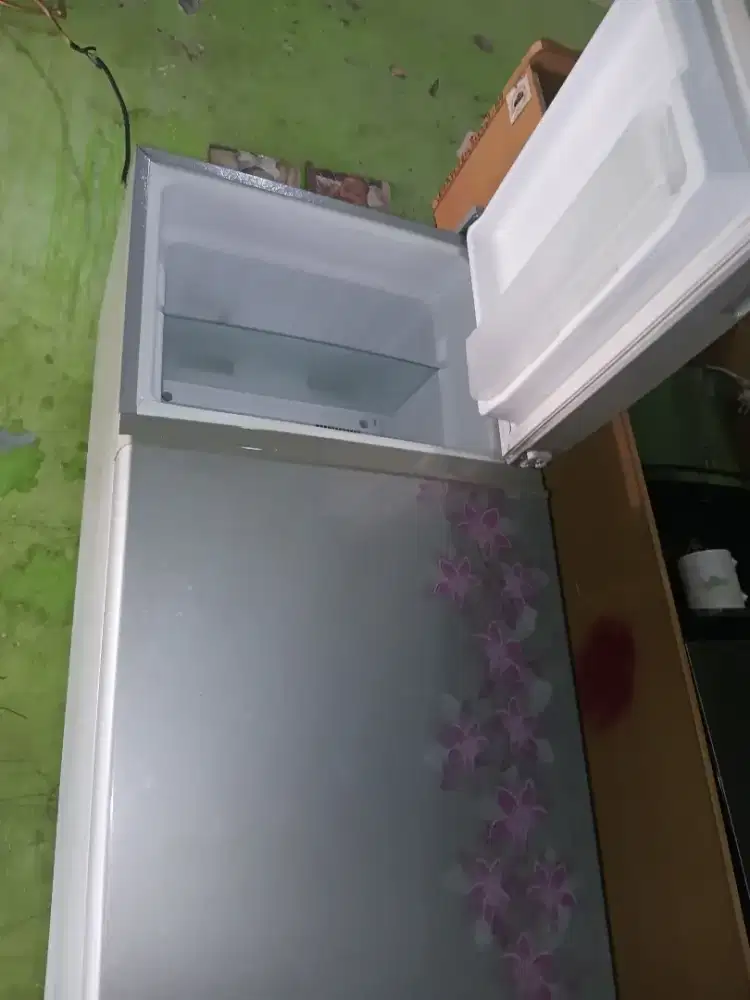 Kulkas sharp 2 pintu kondisi mulus no minus