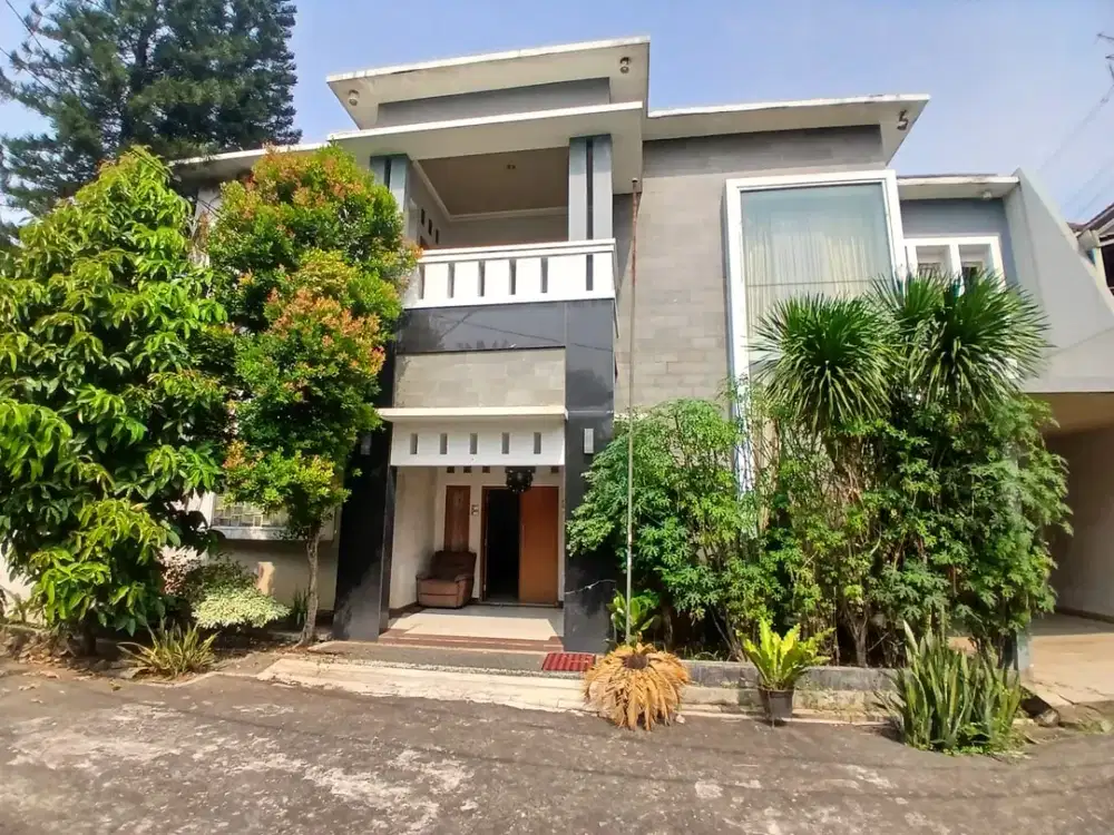 Rumah Lebar 10 Lantai Granit di Rawalumbu Bekasi