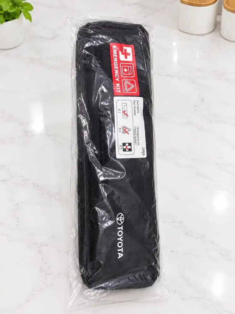 Toyota Emergency kit & P3K original segitiga pengaman Toyota Original