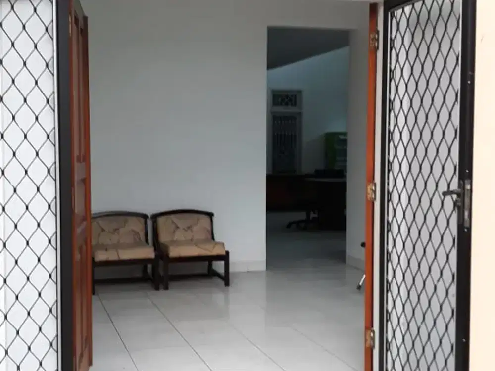 Rumah Hook LT 280 M² dengan 4+1 KT di Taman Modern Cakung
