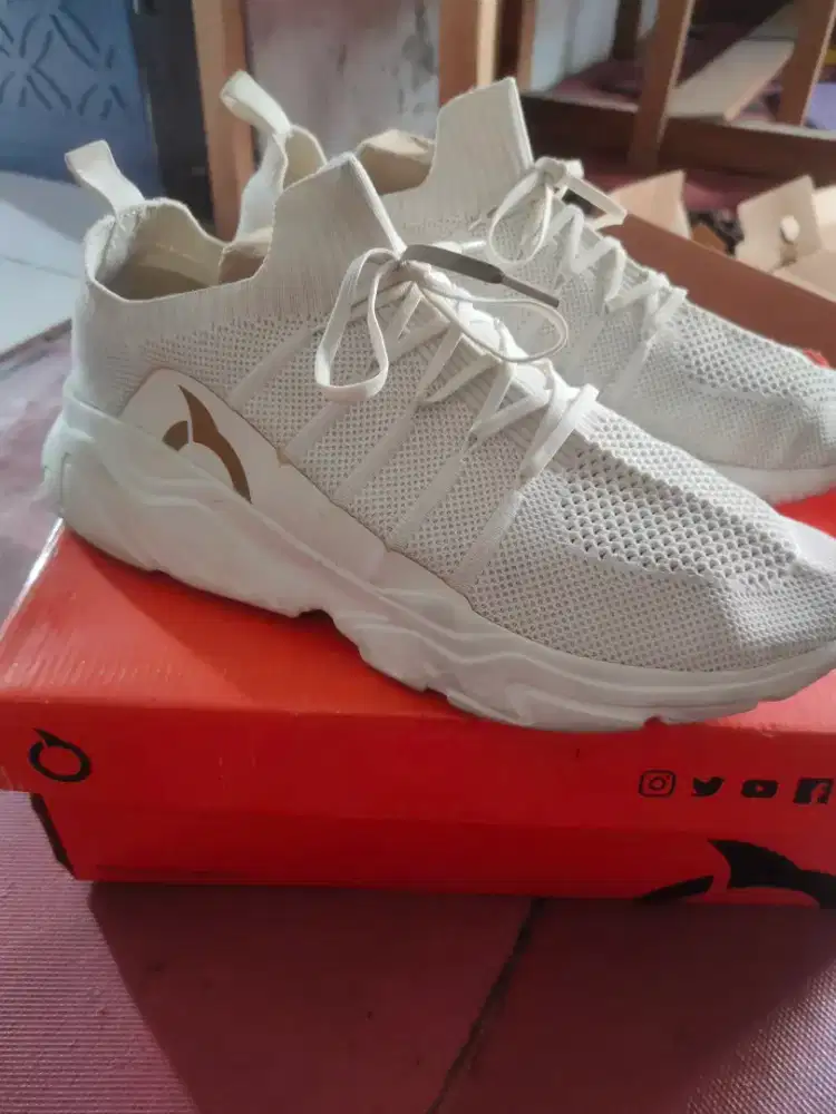 Sneakers sepatu lari ortuseight invaders encore