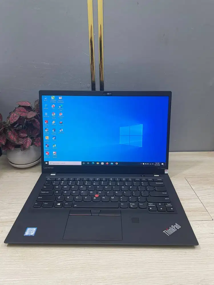 Lenovo Thinkpad x1 carbon core i5 gen7 ram 8gb ssd 128gb ringan tipis