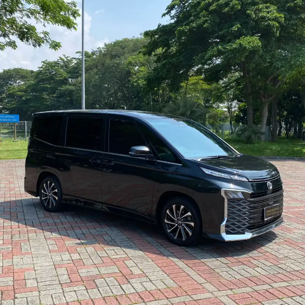 (TSS) Toyota Voxy 2.0 | 2022 Matic