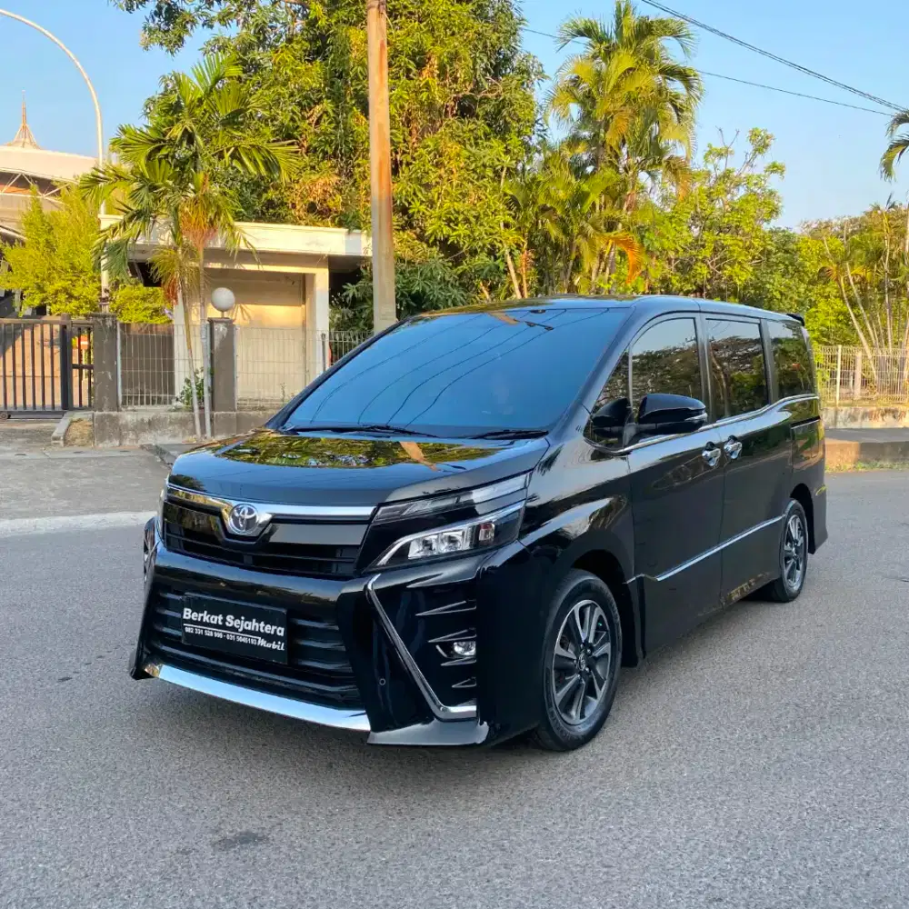 (Double Moonroof) Toyota Voxy 2.0 | 2018 Matic