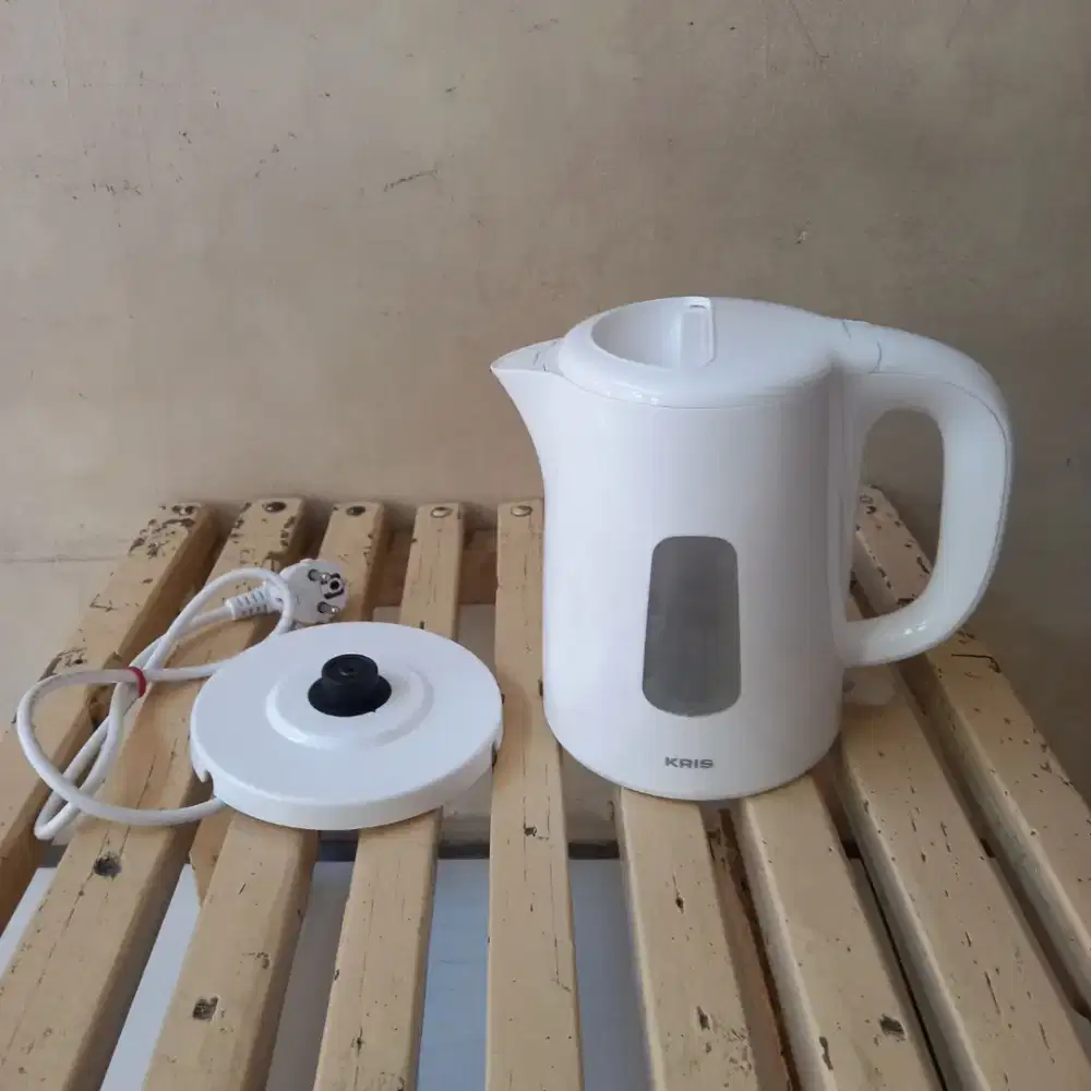 Teko listrik ukuran 1L.
