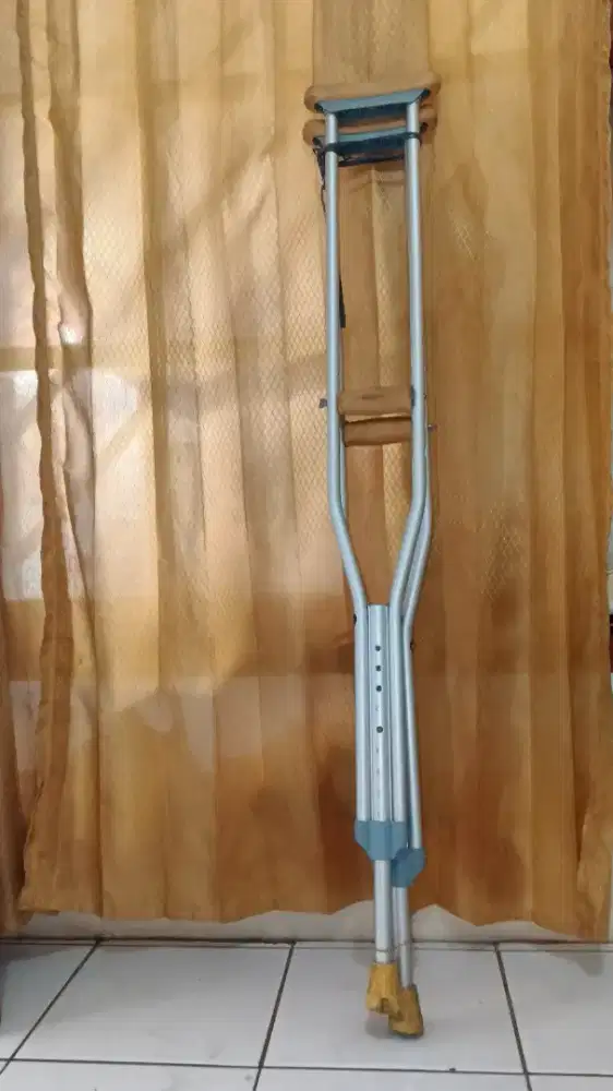 Tongkat Kruk Antislip level 9 untuk cedera dan lansia