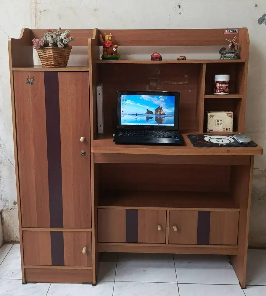 Jual Meja Belajar Anak BIG PANEL, Kondisi Bagus Terawat Seperti BARU.