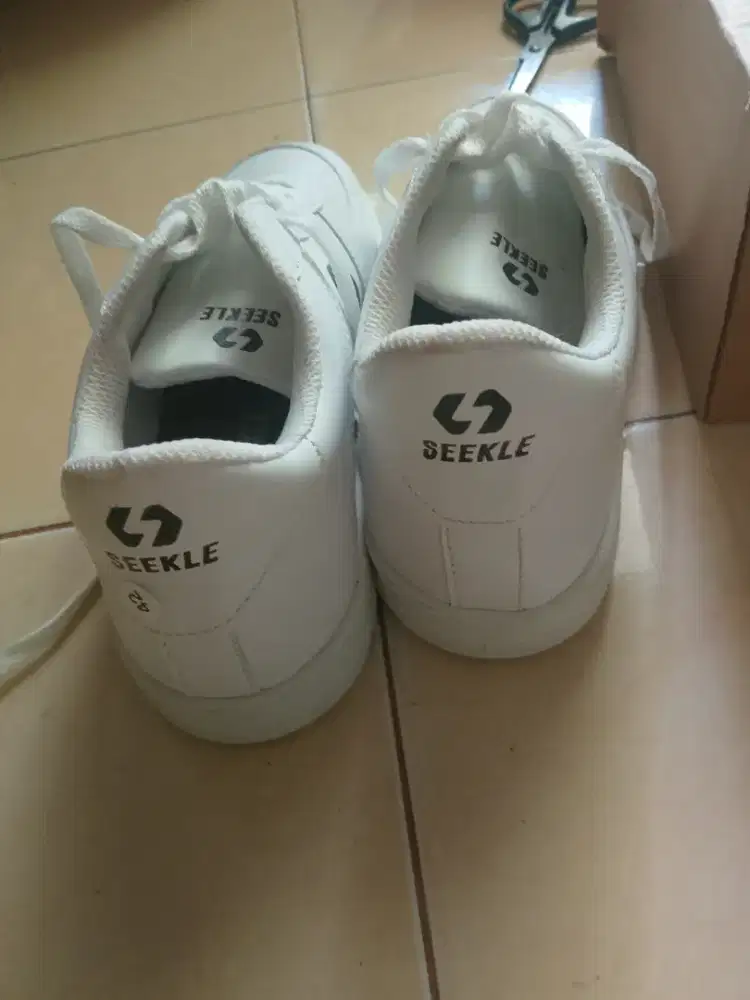 Sepatu Kets Unisex Putih Motif