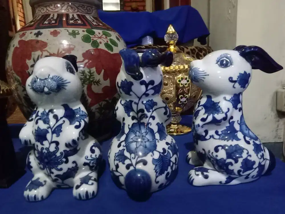 Patung kelinci kramik biru