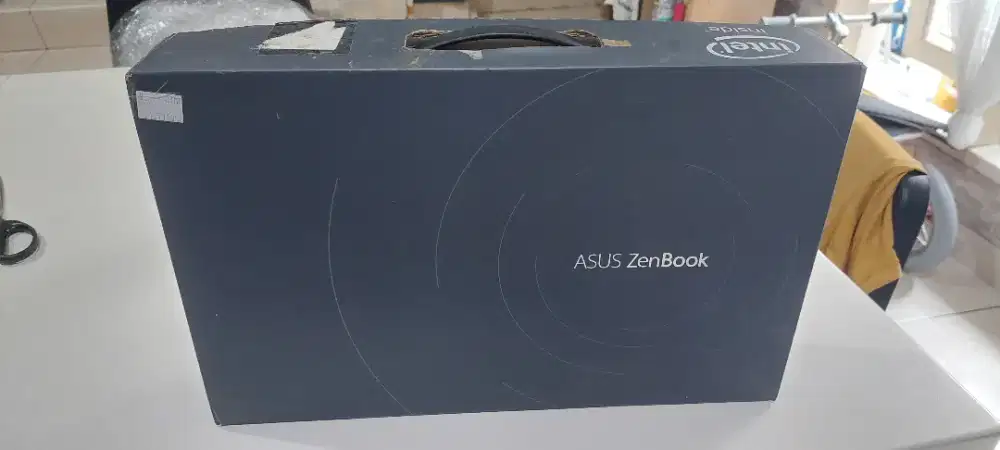Dus/Box ex Asus Zenbook UX425E